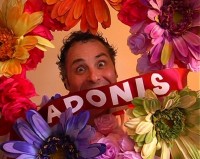 Au milieu des poules un joli lapin de Pâques nommé Adonis...