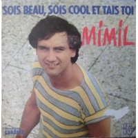 Mimil sur le macadam, ses biscotos et son t-shirt déchiré sur le côté...